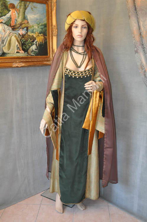 Costume tipico della donna medioevale (1)