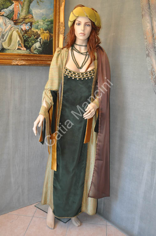 Costume tipico della donna medioevale (11)