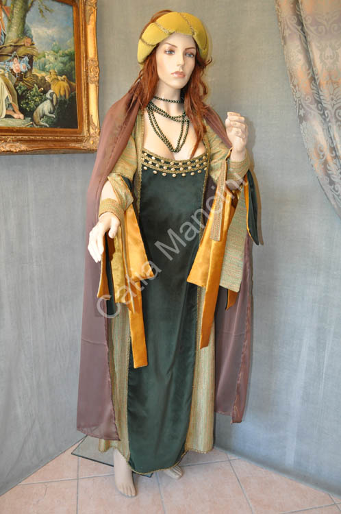 Costume tipico della donna medioevale (14)