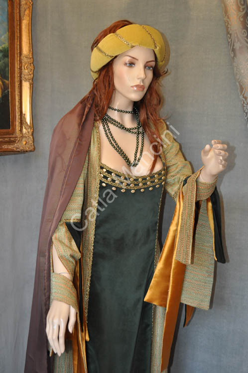 Costume tipico della donna medioevale (15)
