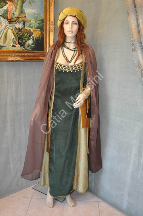 Costume tipico della donna medioevale (3)
