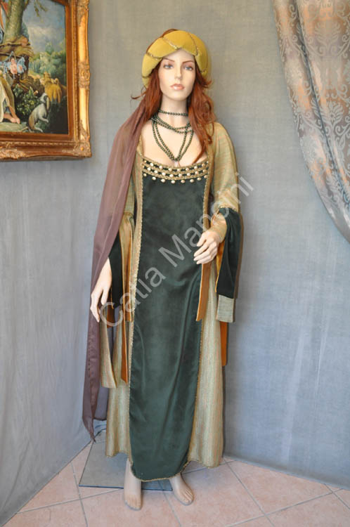 Costume tipico della donna medioevale (8)