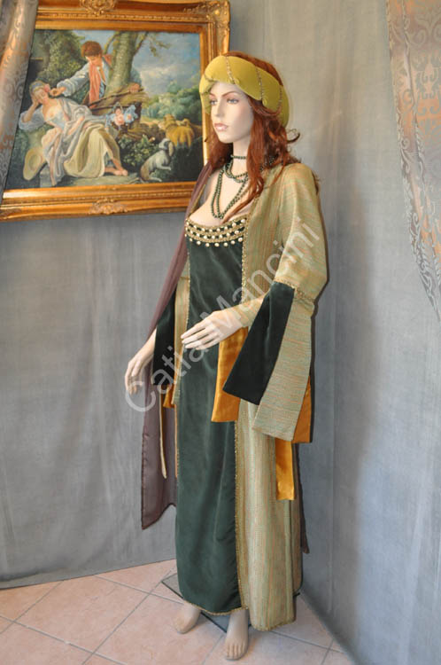 Costume tipico della donna medioevale (9)