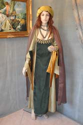 Costume tipico della donna medioevale (1)