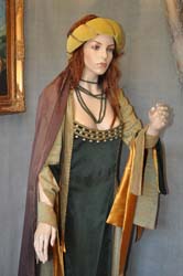 Costume tipico della donna medioevale (15)