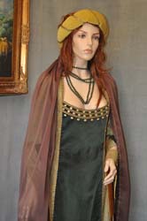 Costume tipico della donna medioevale (4)