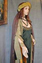Costume tipico della donna medioevale (5)