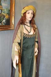 Costume tipico della donna medioevale (6)