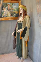 Costume tipico della donna medioevale (9)