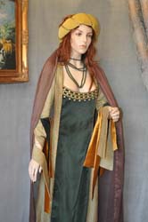 Costume tipico della donna medioevale