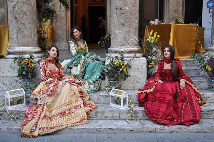 Venetian woman costume for sale 13