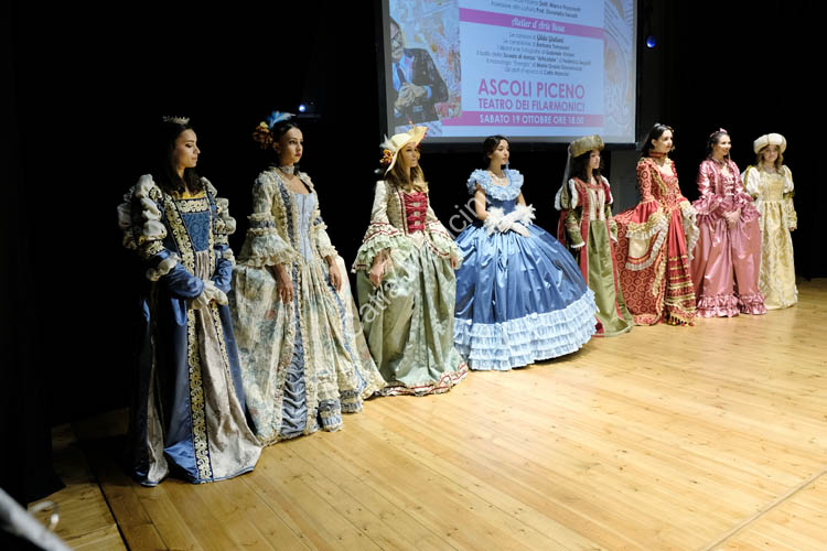 abiti vestiti costumi storici teatro (1)